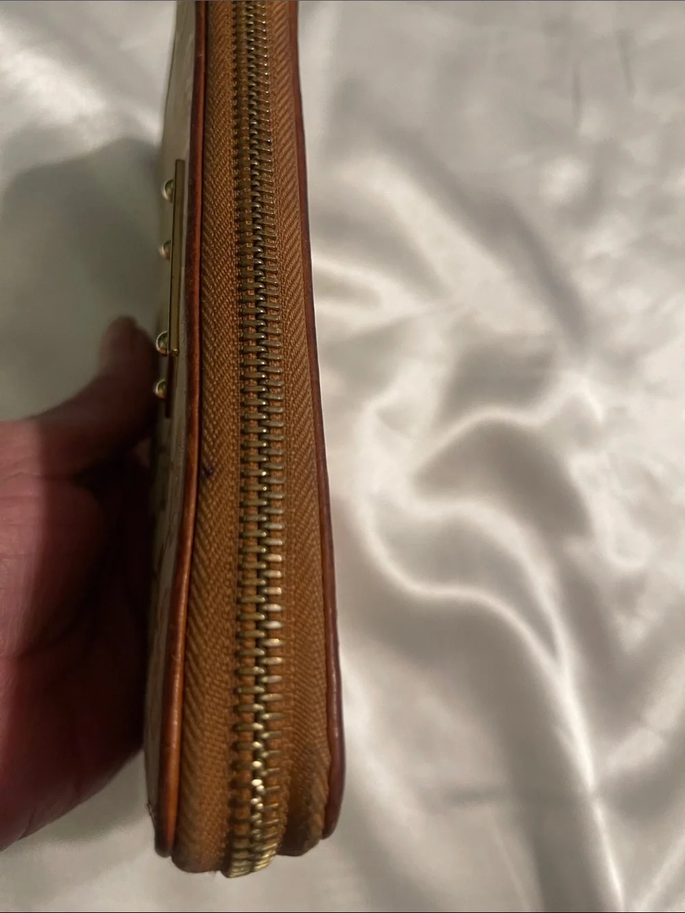 Michael Kors Tan Beige Signature Zip Wallet with Gold Plaque - Picture 6 of 9